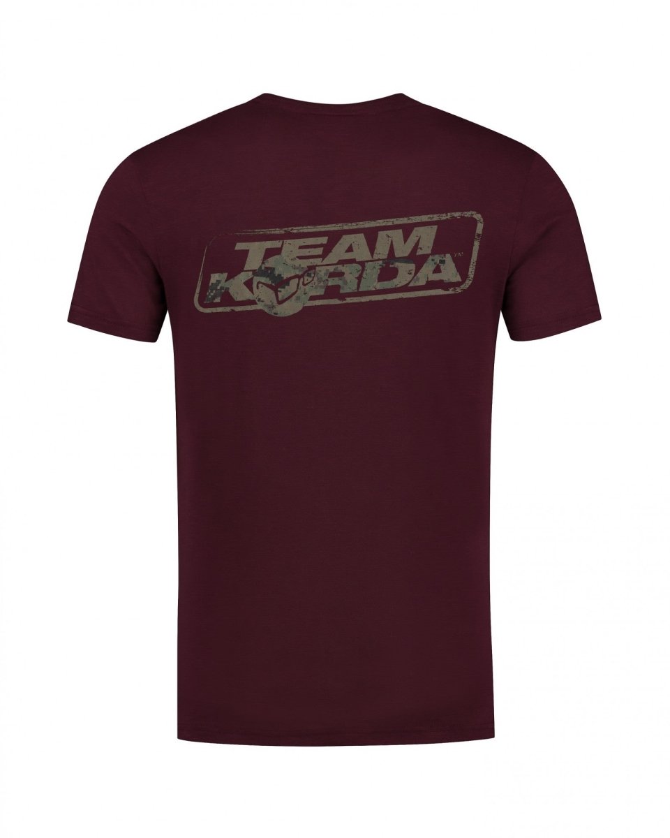 Korda Team Korda - Digi Kamo Tee - Burgundy - KarperCentrale